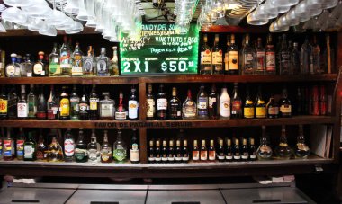 İçi içki şişeleri ve bardaklarla dolu klasik Meksika Pub 'ı.
