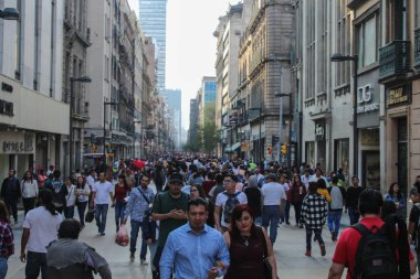 Mexico City, Mexico - 5 Şubat 2017 Mexico City 'nin merkezinde yürüyen bir kalabalık.