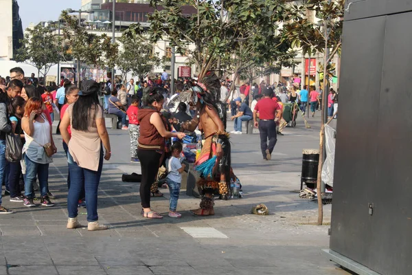 Città del Messico, Messico 5 febbraio 2017. Sciamano messicano che fa rituali per allontanare gli spiriti maligni dalle persone — Foto Stock