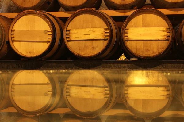 Barris de vinho de mandioca refletidos em vidro — Fotografia de Stock