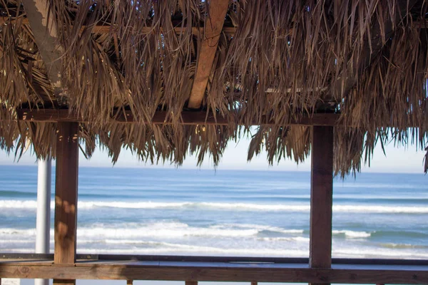 Terraza de madera en la playa con una hermosa vista del mar Mediterráneo — Foto de Stock