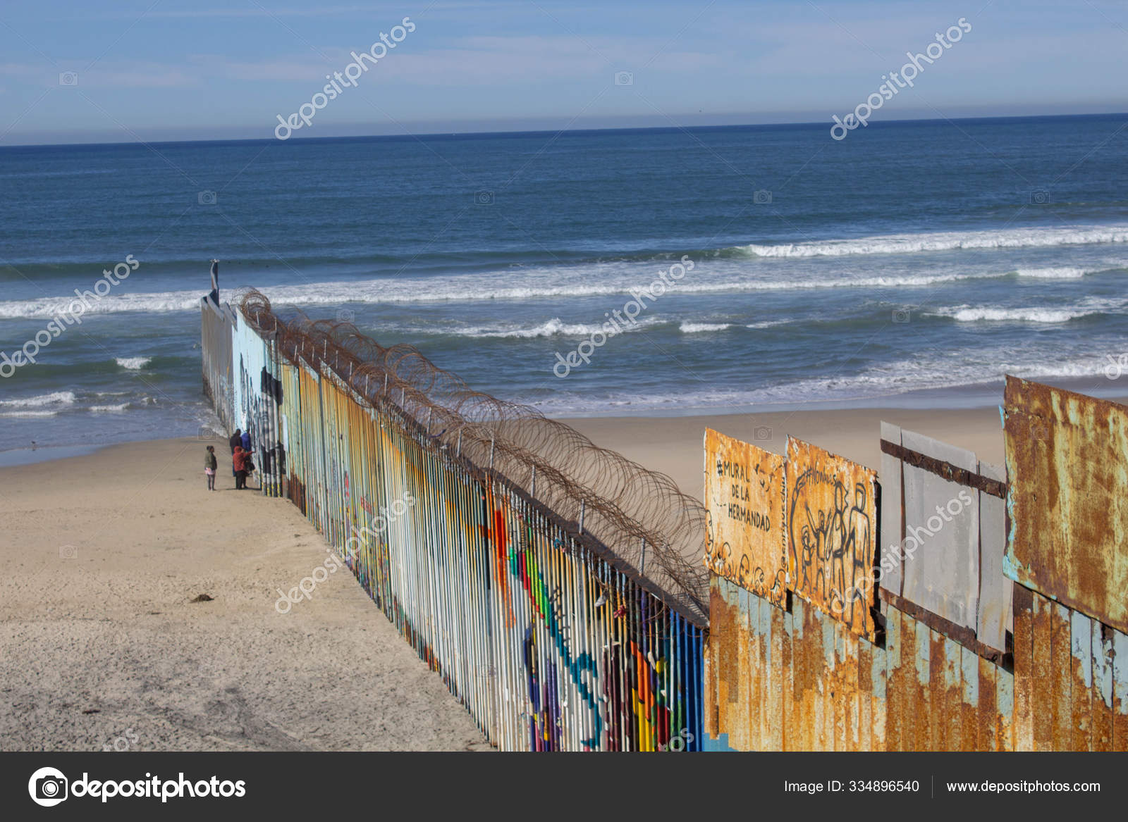 Tijuana Baja California, México - 18 de enero de 2020. frontera que divide  los estados unidos y México entre san diego y tijuana — Foto editorial de  stock #334896540 ©cesarphfd, image size:1600x1167
