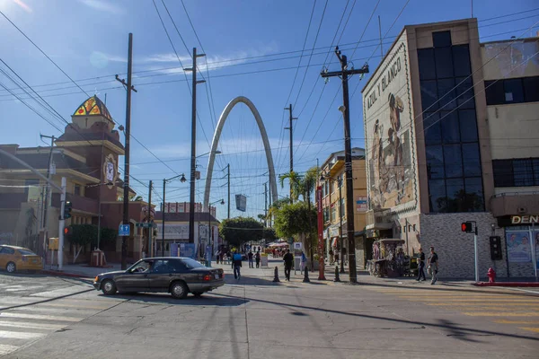 Tijuana Baja California, Meksyk - 18 stycznia 2020 Widok na łuk lub zegar, że turyści mają przy wjeździe do Stanów Zjednoczonych do Tijuany. — Zdjęcie stockowe