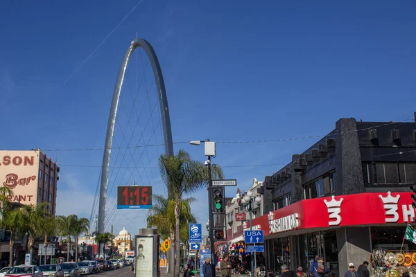 Tijuana Baja California, México - 18 de janeiro de 2020. vista do arco e relógio da avenida revolucioncion in tijuana um dos mais turísticos da cidade — Fotografia de Stock