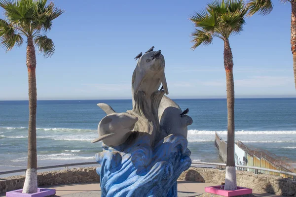 墨西哥下加利福尼亚州蒂华纳市- 2020年1月18日。 3个海豚雕塑在蒂华纳海滩入口处 — 图库照片