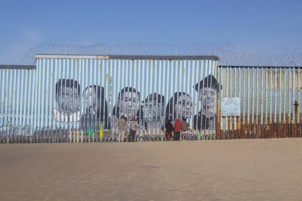 Tijuana Baja California, México - 18 de enero de 2020. Personas hablando con su familia entre la frontera que divide Estados Unidos y México entre San Diego y Tijuana — Foto de Stock