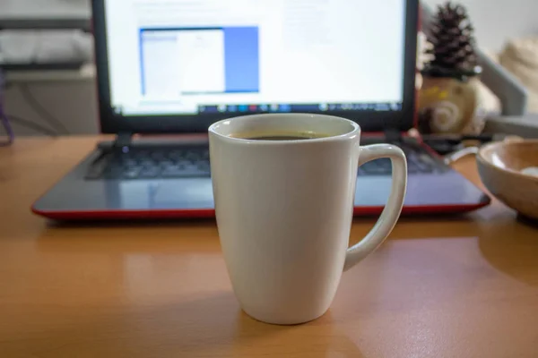 Koncepcja biura z laptopem i filiżanką kawy — Zdjęcie stockowe