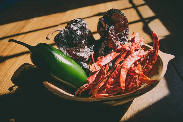 Foto gastronómica con diferente mezcla de chiles mexicanos. con chile jalapeño y chile de árbol — Foto de Stock