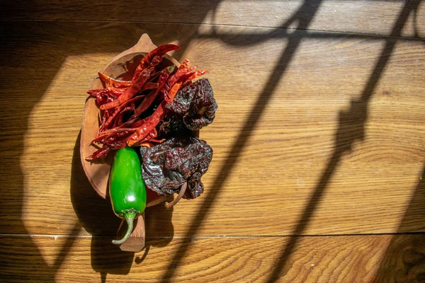 Gastronomisk bild med olika blandning mexikanska chilipeppar. med jalapeño peppar och trädchili — Stockfoto
