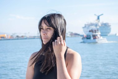 Denizin önündeki güzel Meksikalı kızın portresi.