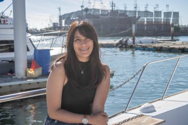 Güzel Meksikalı kızın portresi denizin önünde gülümsüyor.