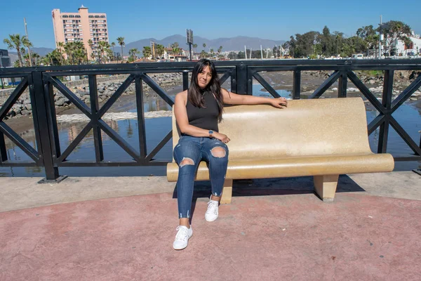 美しいメキシコ人の少女が海の前の桟橋に座り — ストック写真