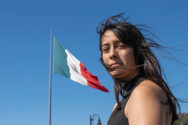 Retrato Hermosa Chica Mexicana Con Bandera Mexicana Fondo — Foto de Stock