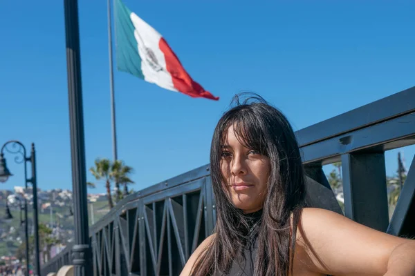 Piękna Meksykańska Kobieta Uśmiechnięta Siedząca Przed Meksykańską Flagą — Zdjęcie stockowe