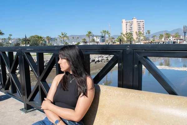 Mooie Mexicaanse Vrouw Zitten Voorkant Van Zee — Stockfoto