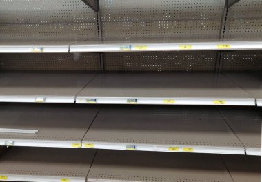 Kovid-19 ya da koronavirüs nedeniyle karantina için depo rafı boş.