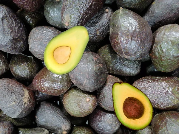 Vista Superior Aguacates Mexicanos Enteros Cortados Por Mitad — Foto de Stock