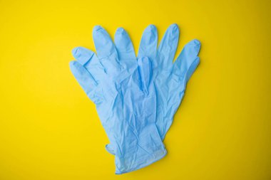 Covid-19 ya da Coronavirus 'un icabına bakmak için eldivenli izole bir bileşim.,