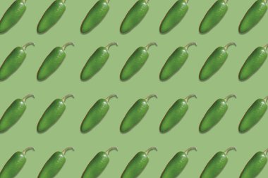 Yeşil arka planda lezzetli biberli biber desenleri