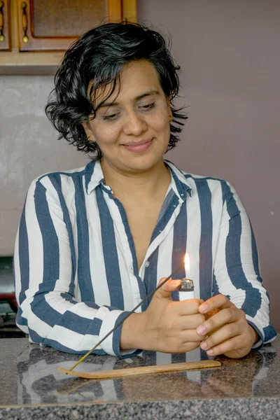 Mulher Latina Acendendo Incenso Dentro Casa — Fotografia de Stock