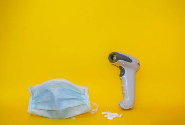 Covid-19 ya da Coronavirus 'tan kaçınmak için bakım konsepti. Kızıl ötesi termometre, yüz maskeleri ve ilaçlarla.