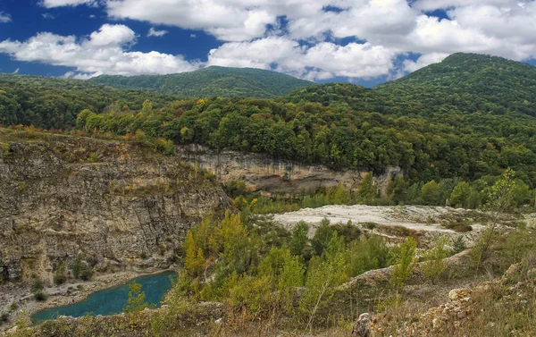 Bir göl Kafkasya'da dağ orman