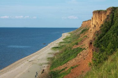 Beyaz kum ile kayalık deniz kıyısı