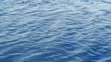 Suyun yüzeyindeki dalgalar ya da denizdeki küçük dalgalar.