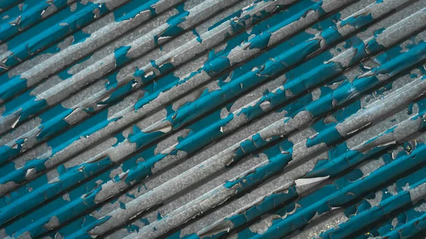 Oluklu galvanize demir, üzerinde mavi boya var.