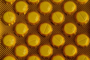 Turuncu ambalajlı tablet ilacı..