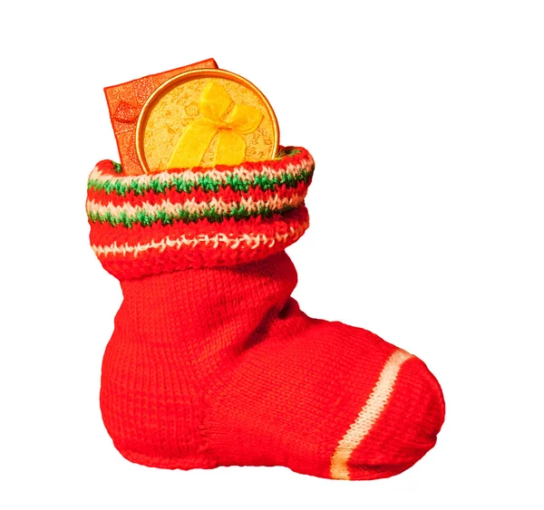 Noel çorap ile üzerine beyaz izole hediyeleri — Stok fotoğraf