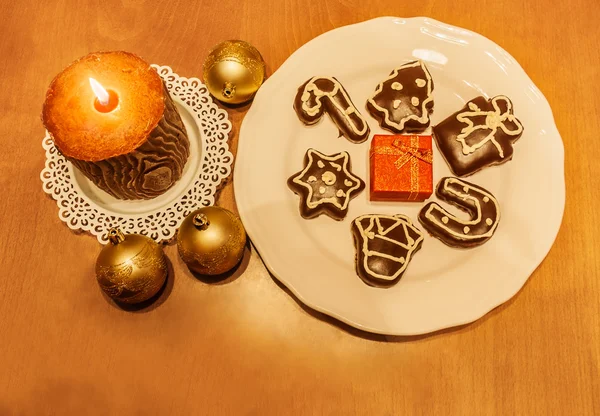 Chocolate glaseado galletas de Navidad y vela —  Fotos de Stock