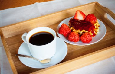 Çilek reçeli ve taze çilek ve kahve bir ahşap tepsi ile gözleme