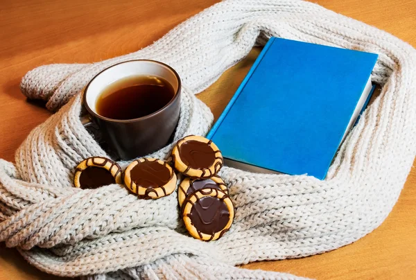 Tazza di tè, libro, sciarpa e biscotti — Foto Stock