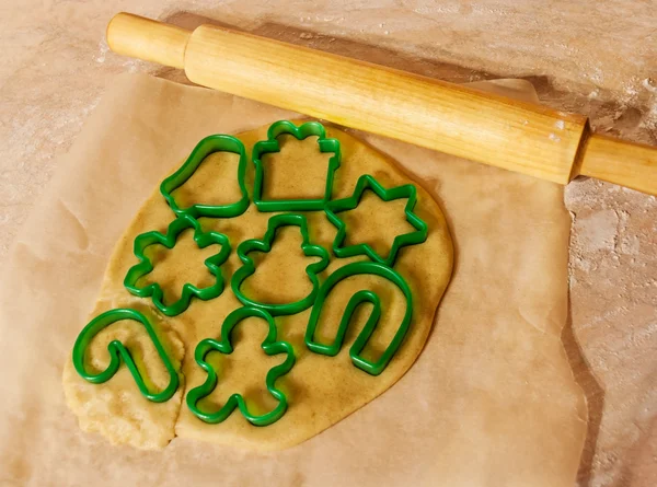 Dough and cookie cutter forms. Selective focus — Stock Photo, Image