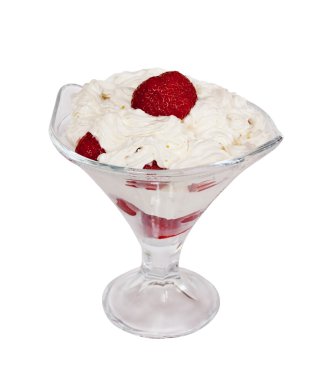 Taze çilek beyaz izole cam kase krem şanti ile. Seçici odak