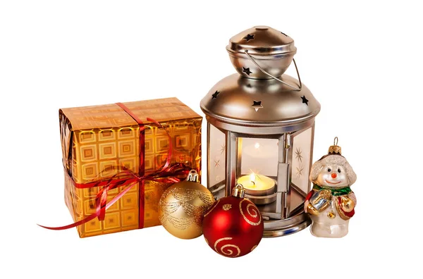 De gift van Kerstmis, decoraties en lantaarn geïsoleerd op witte achtergrond — Stockfoto