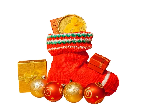 Medias de Navidad con regalos y bolas de Navidad aisladas sobre fondo blanco. Enfoque selectivo — Foto de Stock