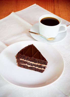 Çikolatalı kek kahve ile beyaz tabakta. Seçici 