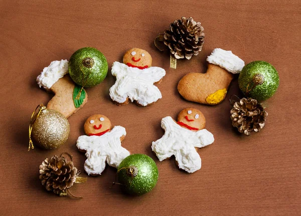 Galletas caseras de Navidad con crema sobre fondo de madera. Sel. —  Fotos de Stock