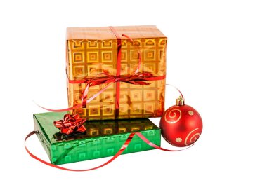 Hediye kutuları ve beyaz arka plan üzerinde izole Noel top