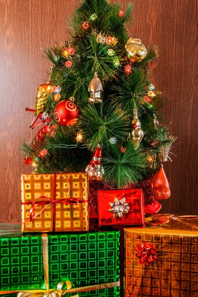 Julgran med gåvor på trä bakgrund — Stockfoto