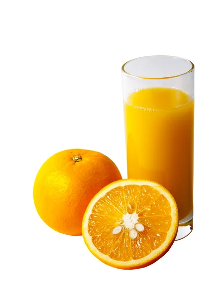 Orangensaft und Orangen isoliert auf weißem Hintergrund — Stockfoto