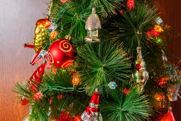 Dekorerad julgran på trä bakgrund. Selektivt fokus — Stockfoto