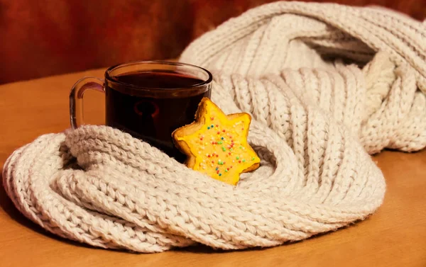 Copa de vino caliente envuelto en bufanda y galleta de Navidad. Enfoque selectivo —  Fotos de Stock