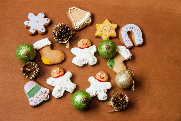 Galletas caseras de Navidad con crema sobre fondo de madera —  Fotos de Stock