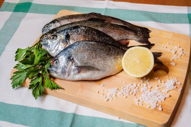 Tahta kesme tahtasında taze balık