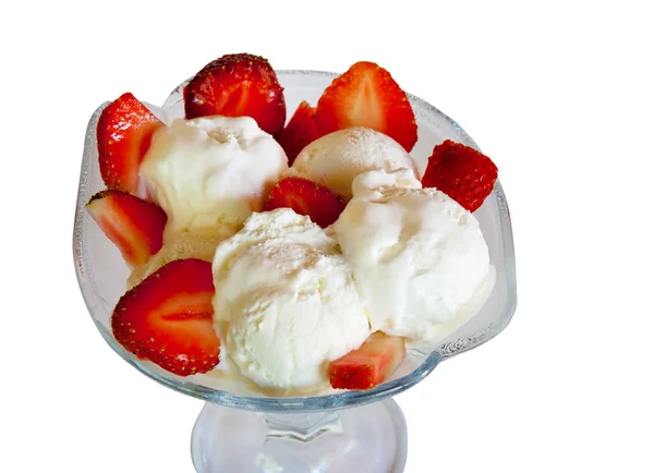 Ice cream sundae met aardbei geïsoleerd op een witte achtergrond. Selectieve aandacht — Stockfoto