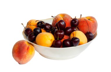 Beyaz arka plan üzerinde izole meyve ile kase