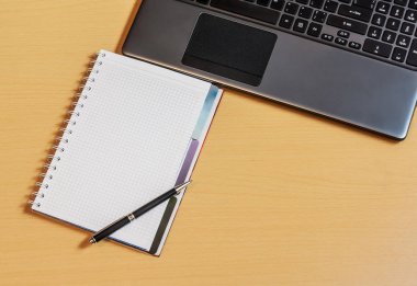 Çalışma alanı ile defter ve klavye